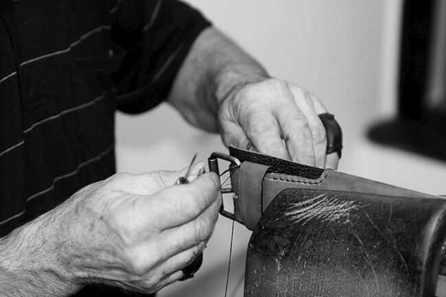 hand stitching leather by workshop sauri